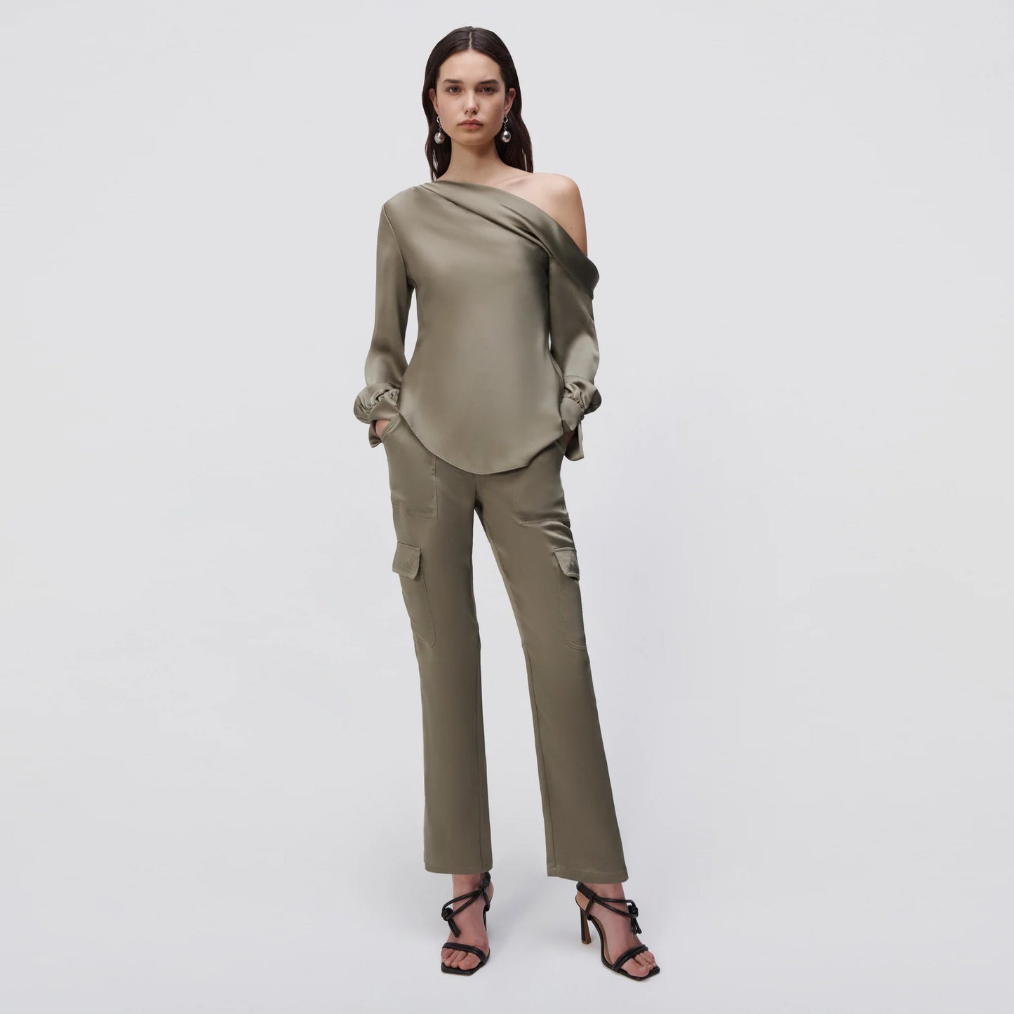 Jonathan Simkhai Satin Off the Shoulder Top (taille petite) et Cargo Pant (taille 6 - convient comme 4/6)