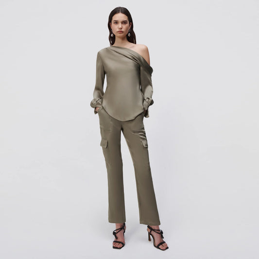 Jonathan Simkhai Satin Off the Shoulder Top (taille petite) et Cargo Pant (taille 6 - convient comme 4/6)