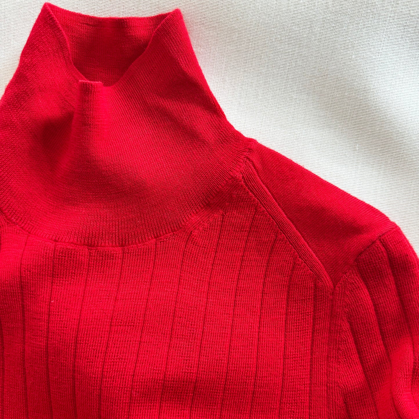 Joseph Ribbed Merino Wool Turtleneck in Red, size Small
