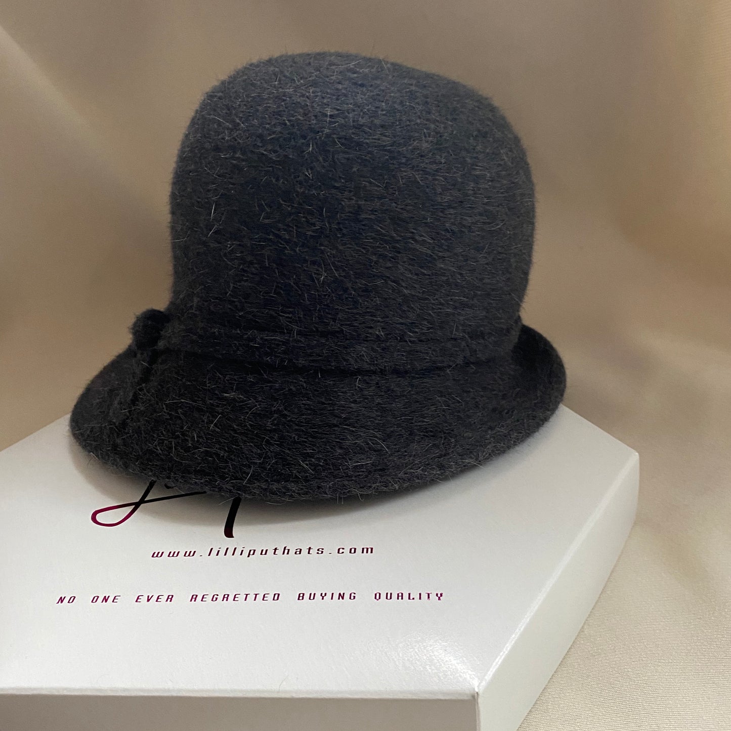 Chapeau cloche en laine gris anthracite Lilliput, convient à la taille moyenne.