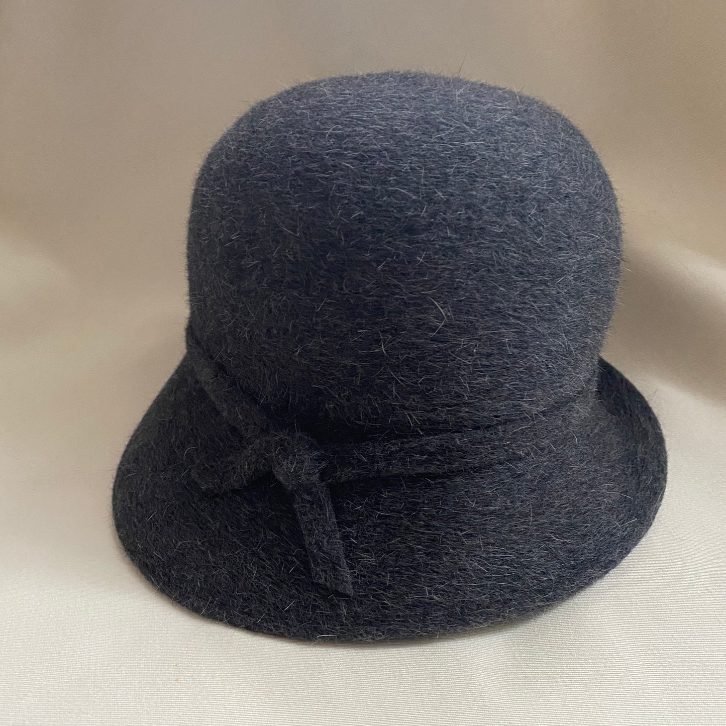 Chapeau cloche en laine gris anthracite Lilliput, convient à la taille moyenne.