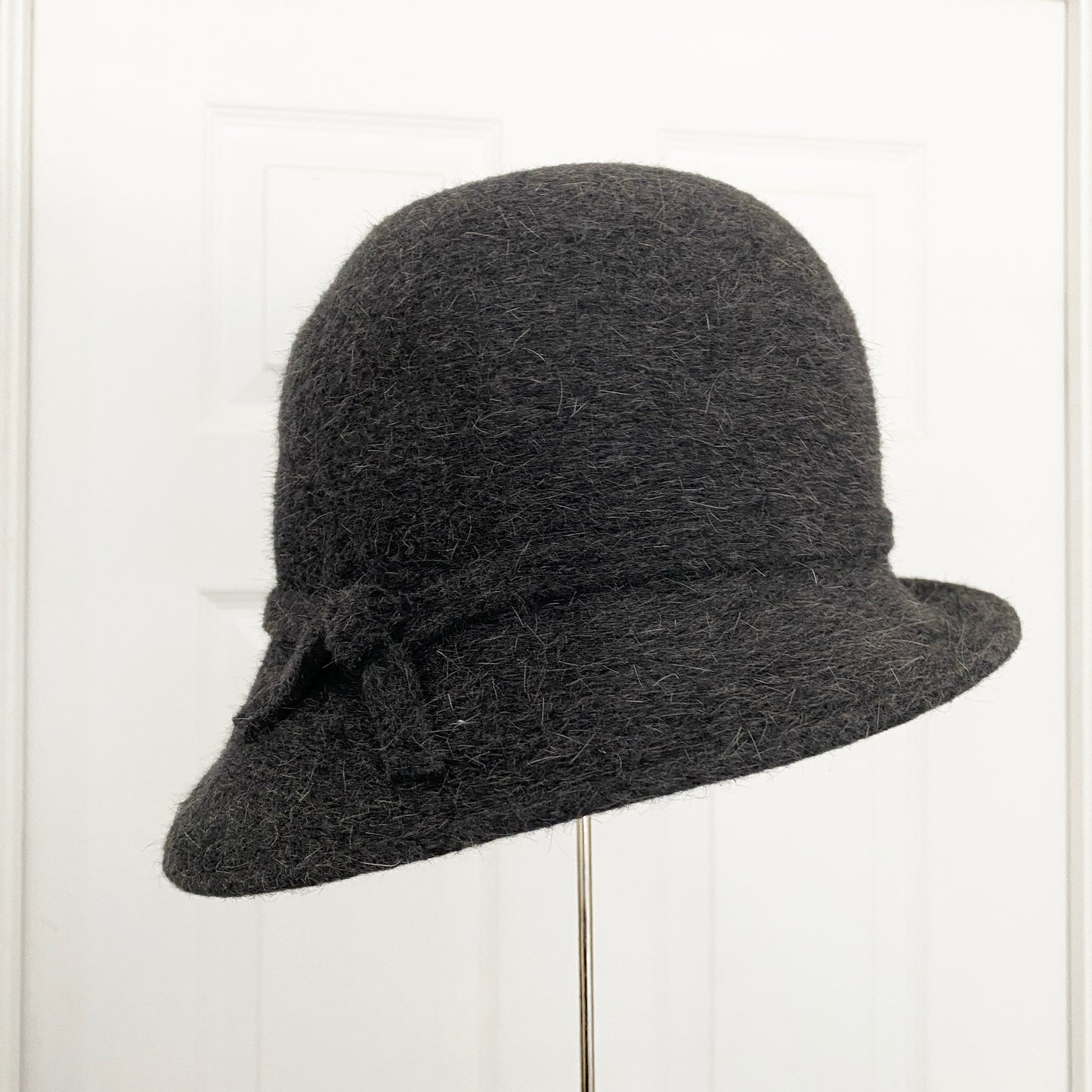 Chapeau cloche en laine gris anthracite Lilliput, convient à la taille moyenne.