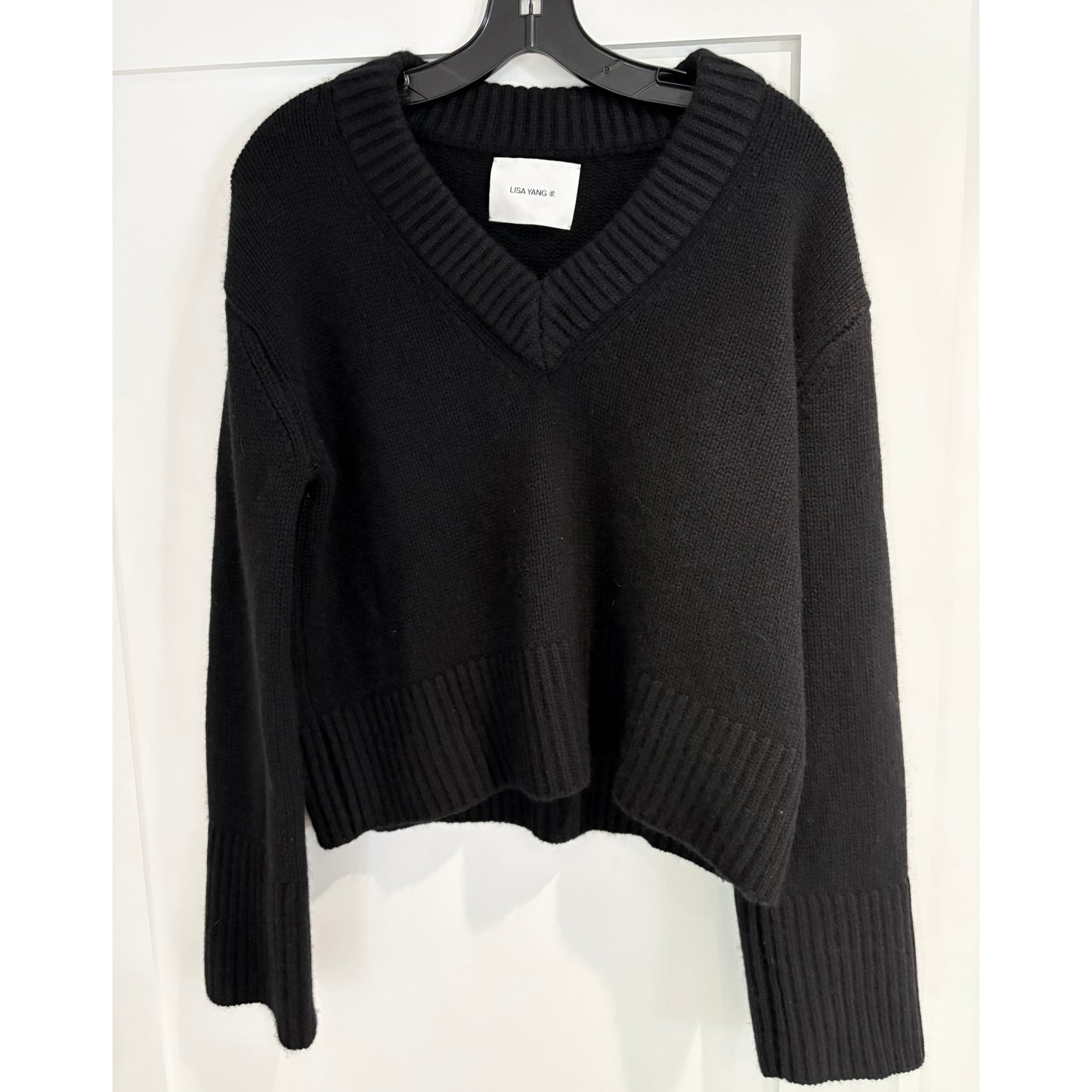 Lisa Yang "Aletta" Cashmere V-Neck in Black, size "0" (fits XS/S)