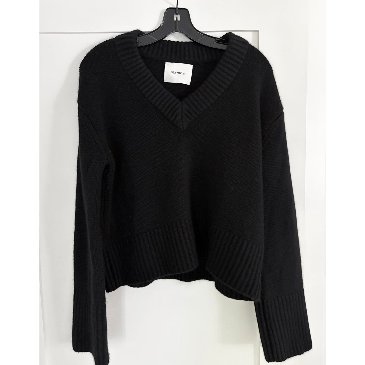 Lisa Yang "Aletta" Cashmere V-Neck in Black, size "0" (fits XS/S)