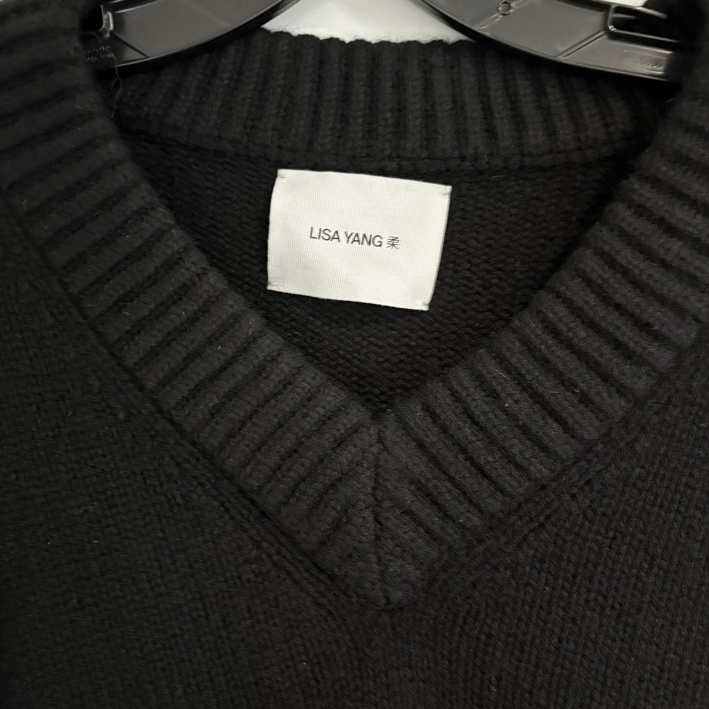 Lisa Yang "Aletta" Cashmere V-Neck in Black, size "0" (fits XS/S)