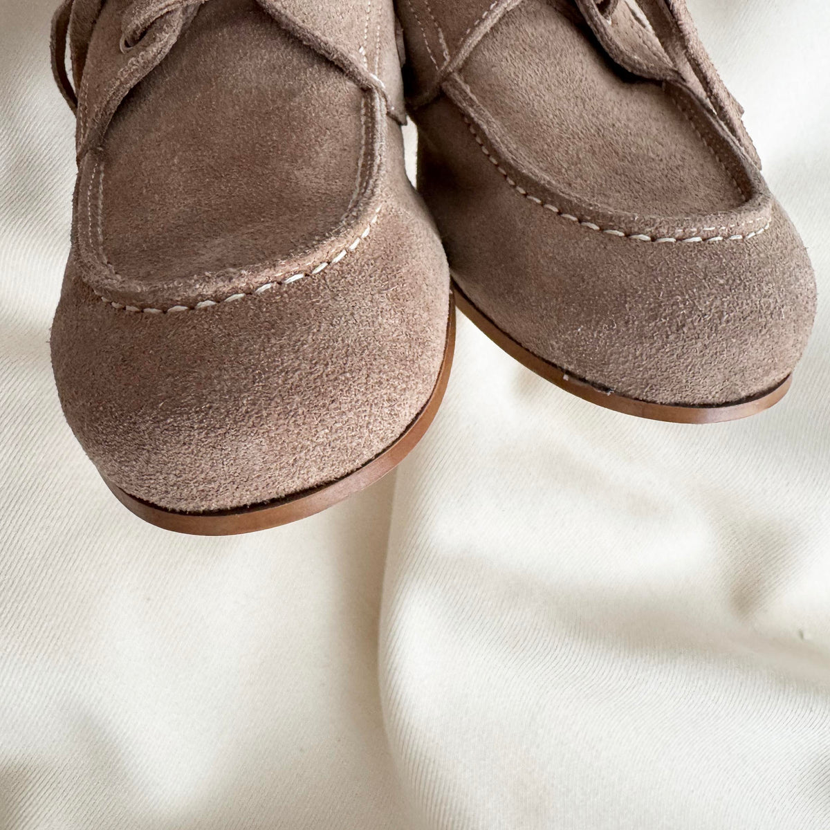 Maguire "Nola" Suede Boatshoe in Sand, size 37