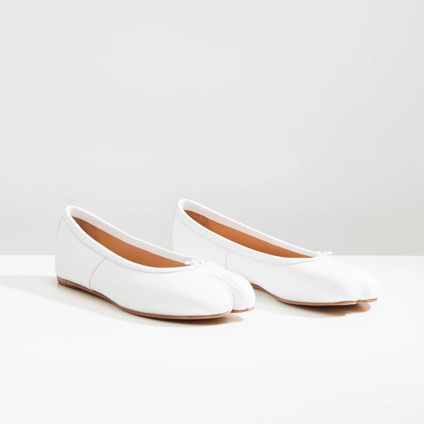 Maison Margiela white tabi flats. Size 41, fit is good for size 10.5