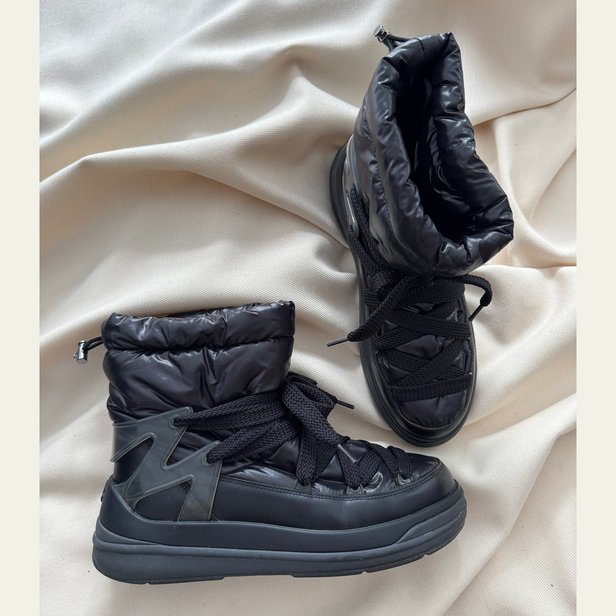 Moncler Insolux M Boots in Black, size 40.5