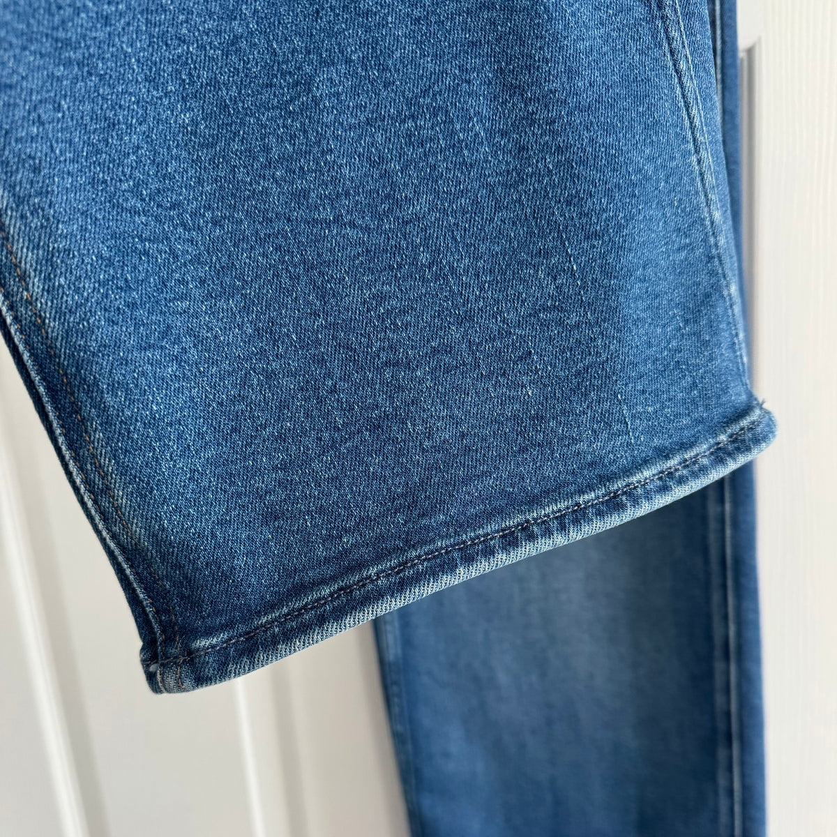 Mother "Major Zip Skimp" Jeans in "Work Hard Play Hard", size 25