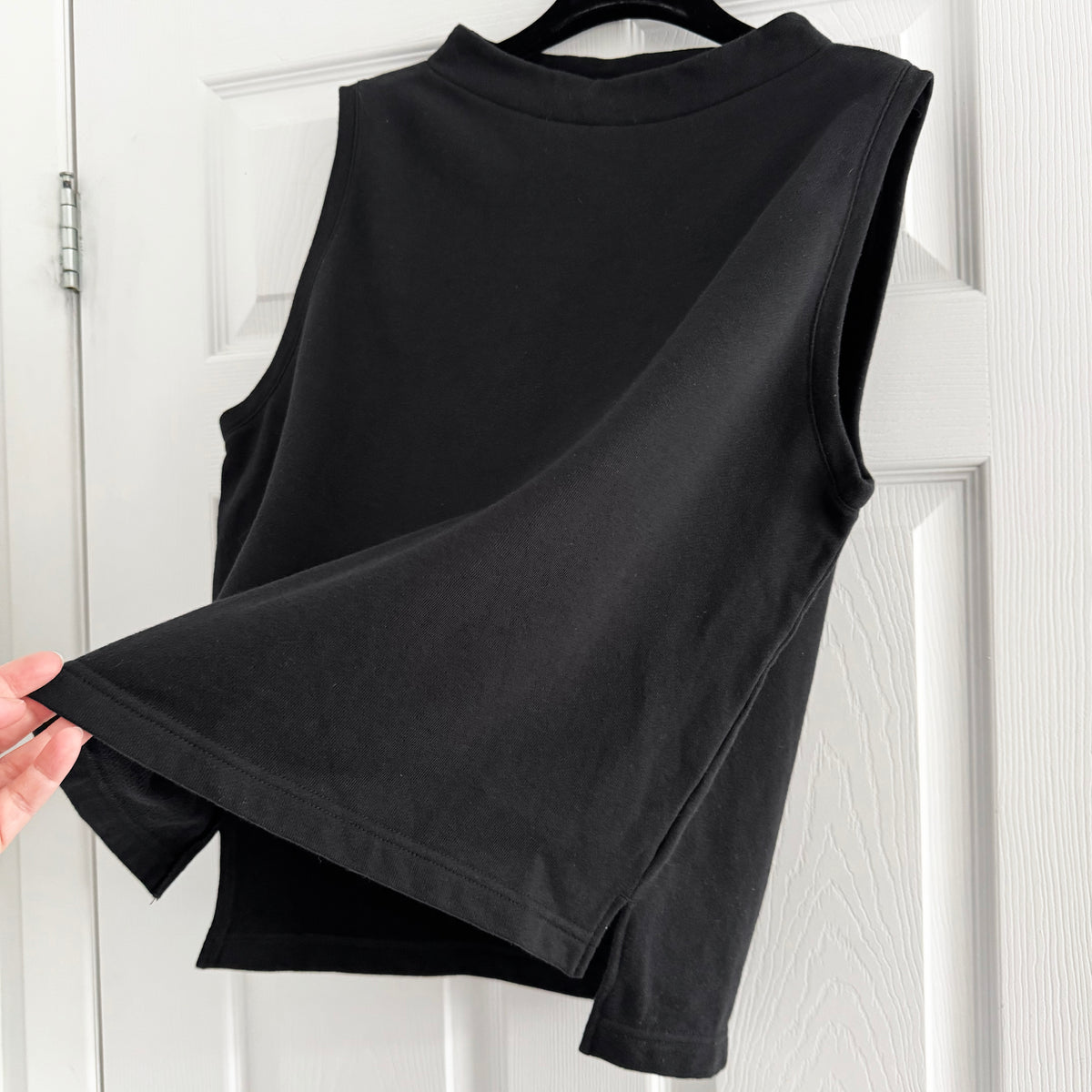 Nachukara Sleeveless Sweatshirt in Black, O/S