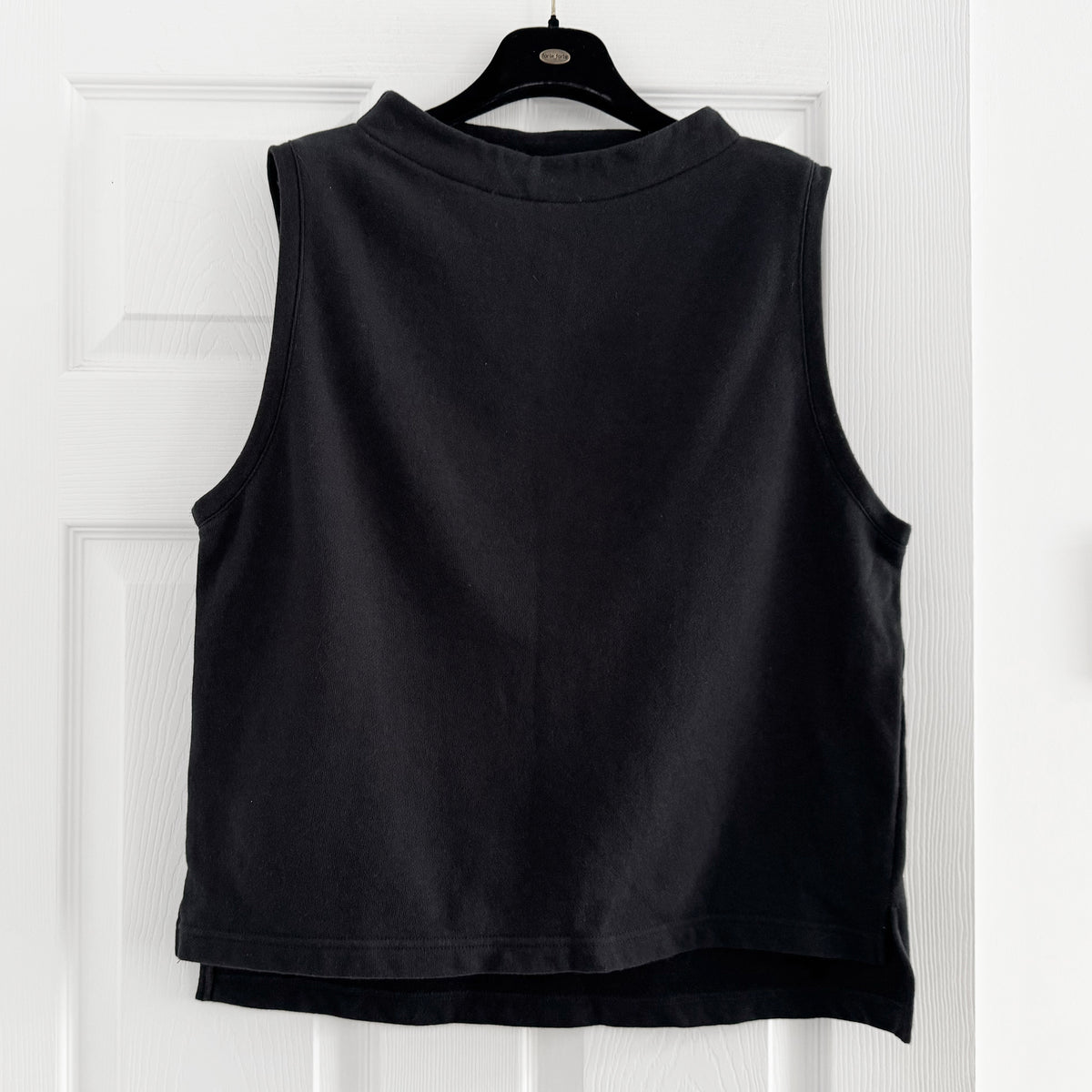 Nachukara Sleeveless Sweatshirt in Black, O/S