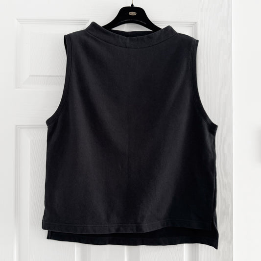 Nachukara Sleeveless Sweatshirt in Black, O/S