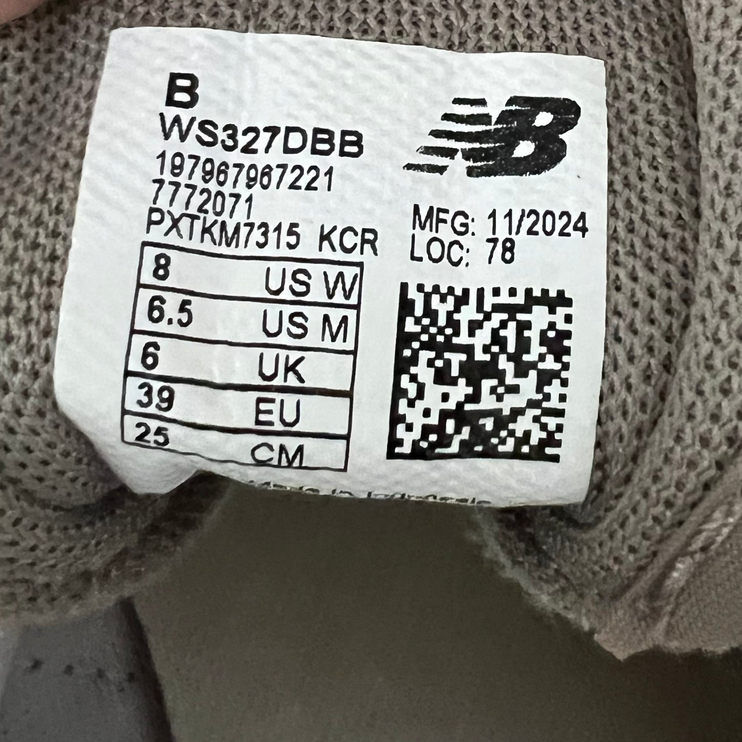 New Balance 327 Sneakers in Grey, size 8