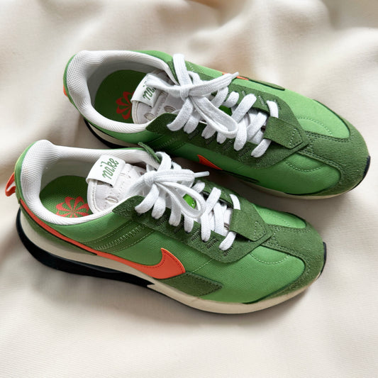 Nike Air Max Pre-Day in Chlorophyll/Camellia-treeline, size 7 Mens (8.5 womens)