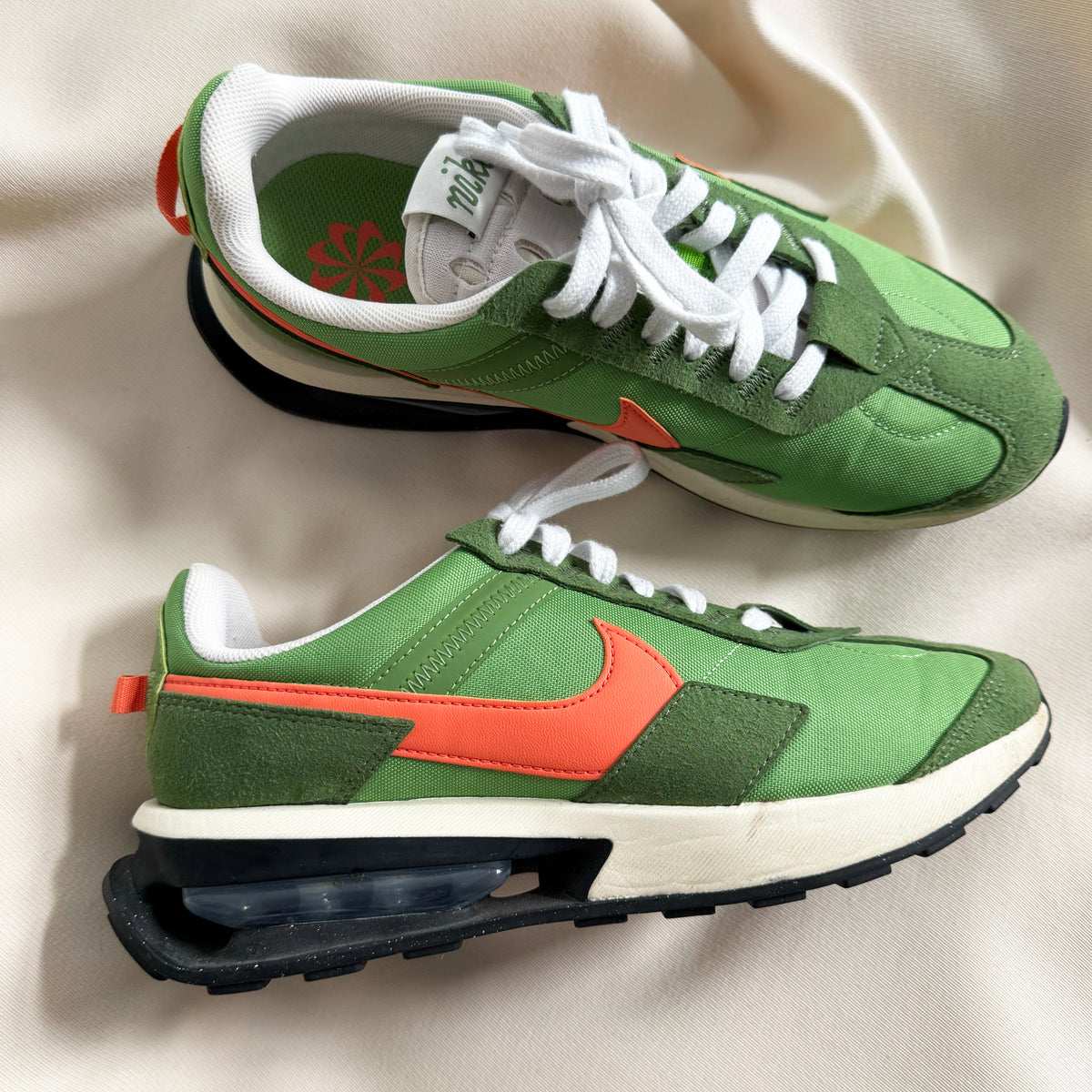 Nike Air Max Pre-Day in Chlorophyll/Camellia-treeline, size 7 Mens (8.5 womens)