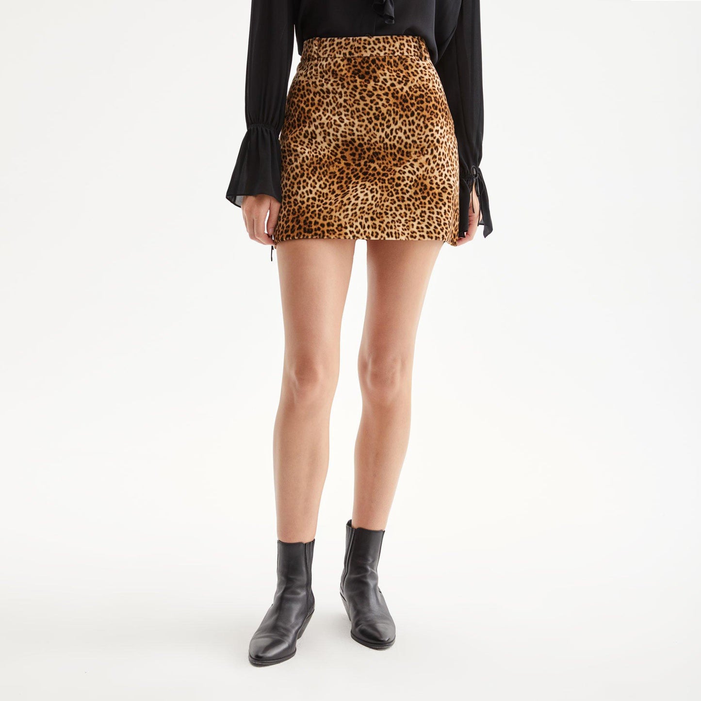 Nili Lotan "Rivoli" leopard print mini skirt, size 6. Fits like a slim size 4