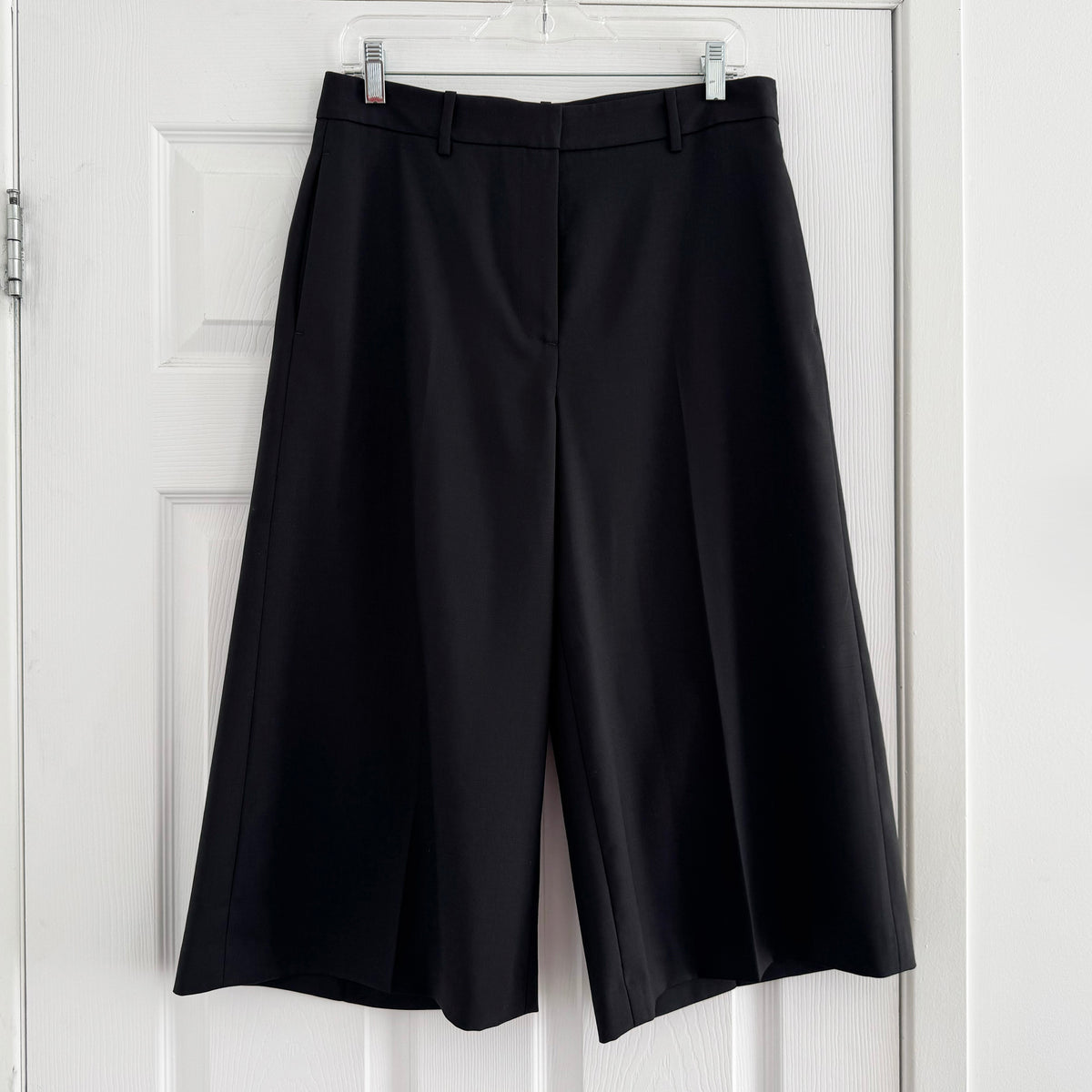 Nili Lotan Tailored Suiting Wool Gaucho Pants in Black, size 6
