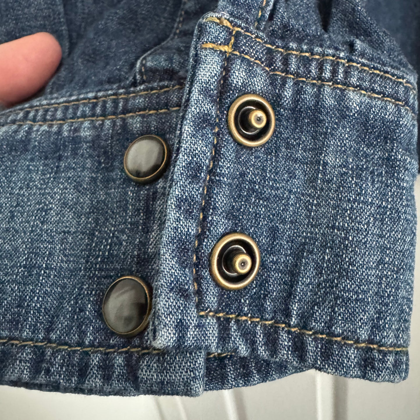 ** MENS ** Nili Lotan "Travis" Denim Shirt in "Classic Wash", size Large