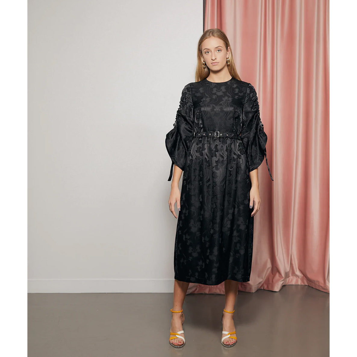 Noir Kei Ninomiya Robe imprimée satinée avec ceinture à boucle, taille petite (convient à S/M)