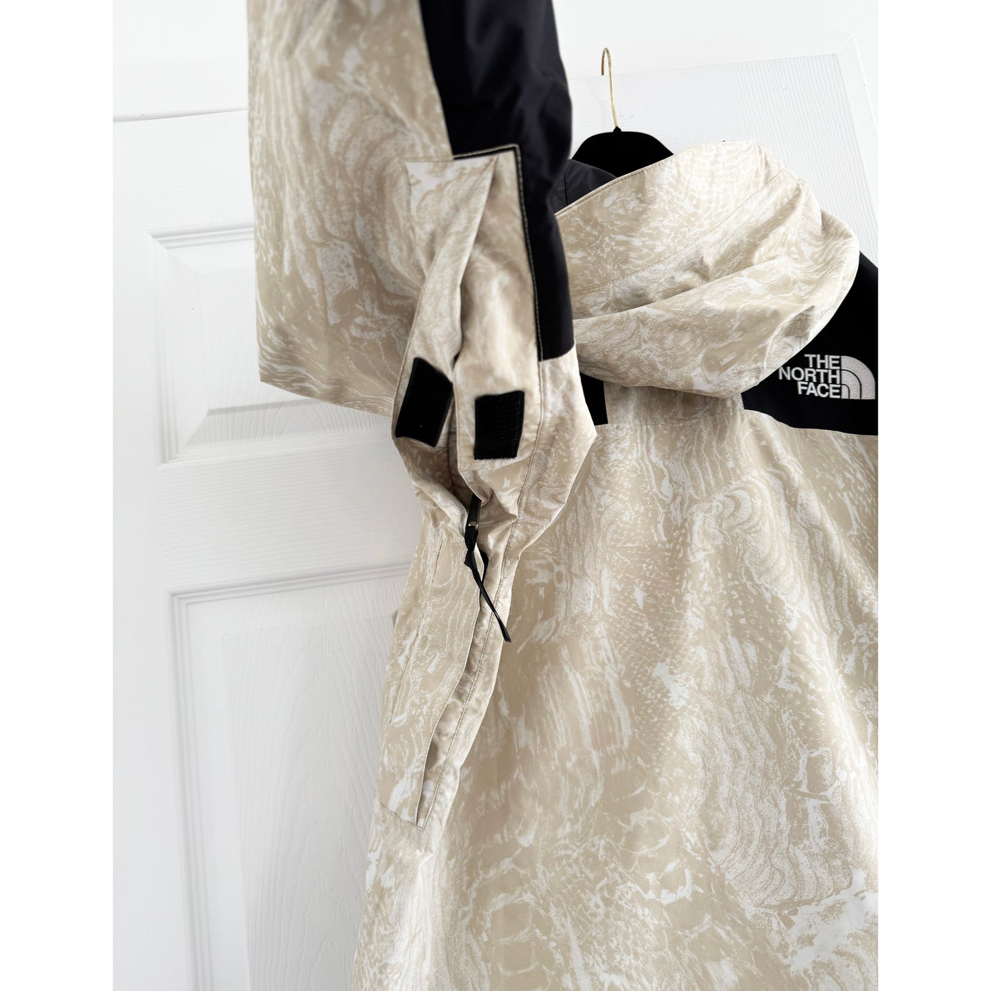 ** MENS ** The North Face "GTX Mountain Jacket" in "Gravel", size Medium