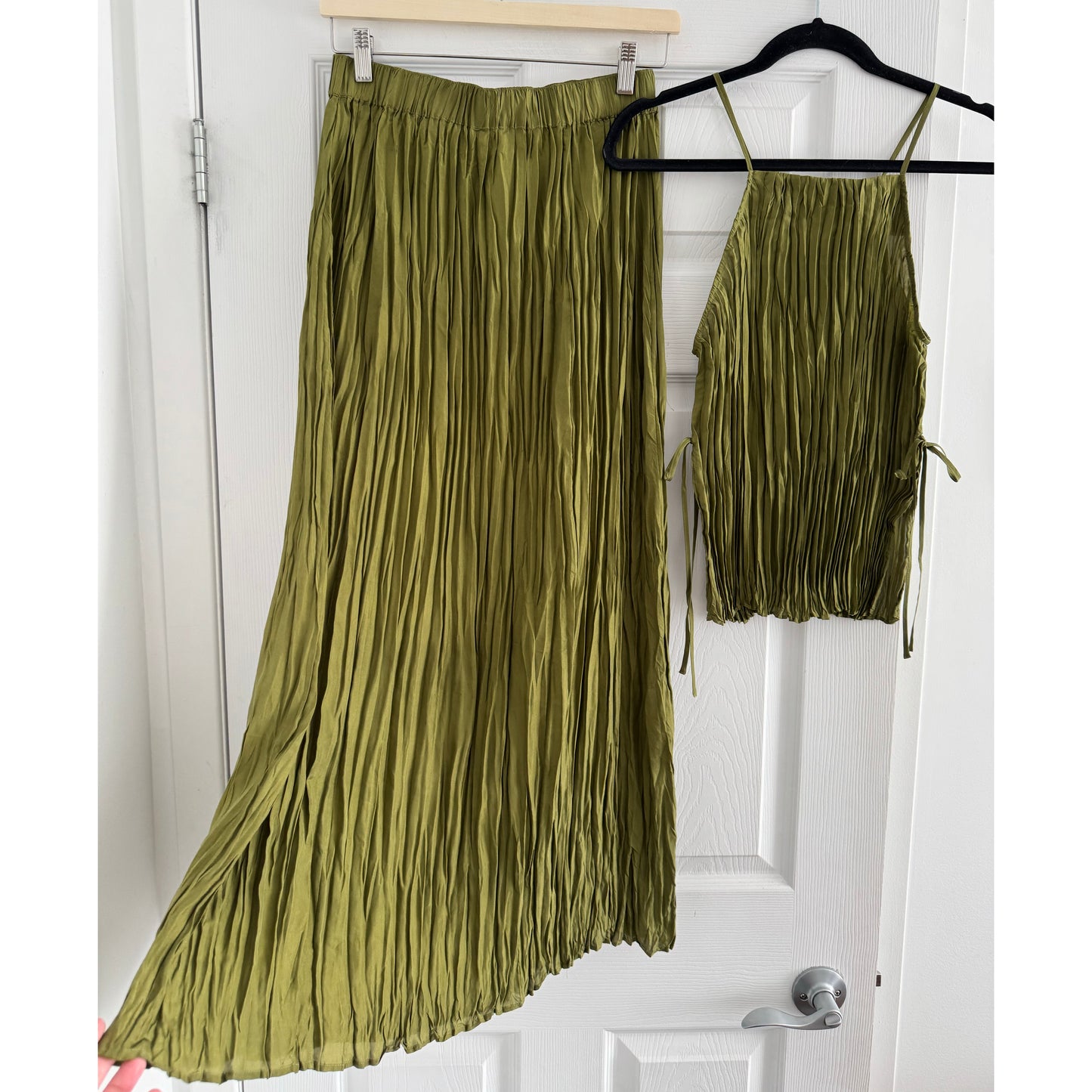 & Other Stories Pleated Silk Set in Green, size 6