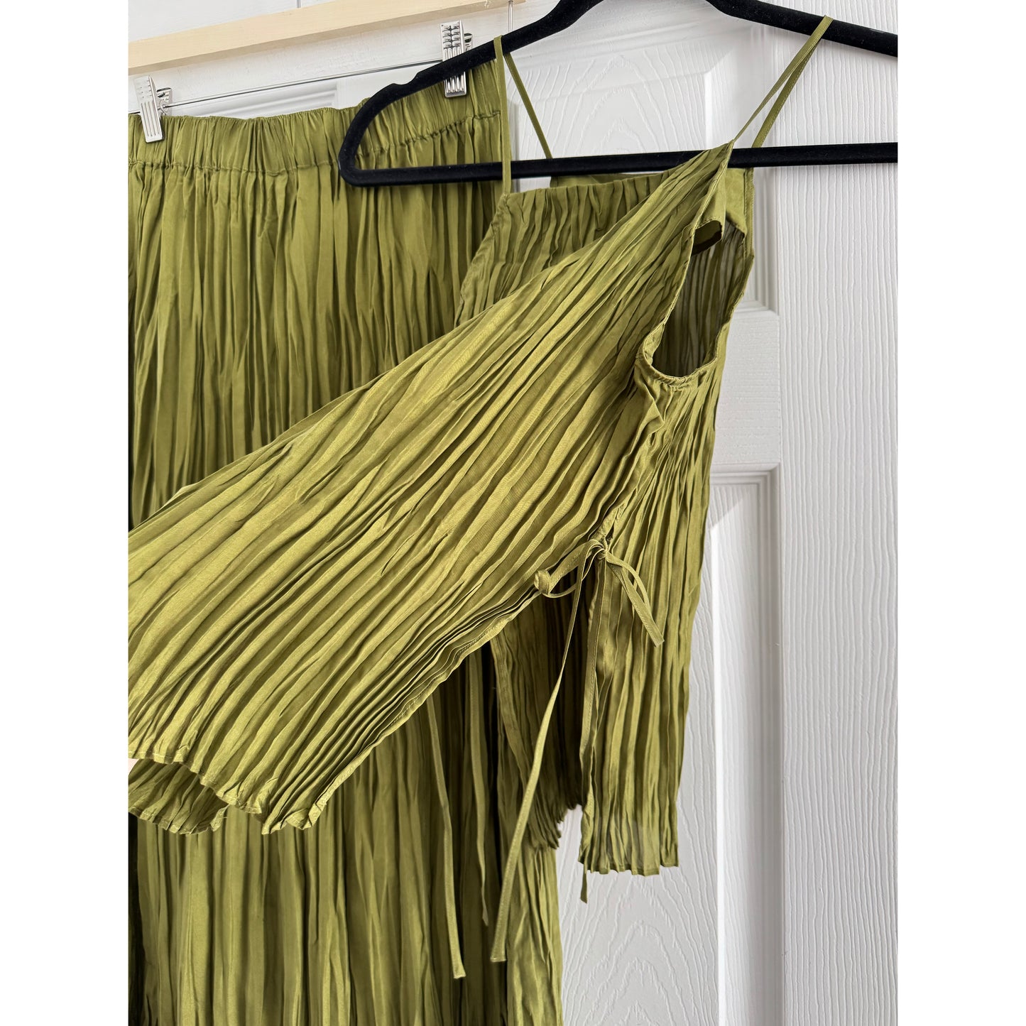 & Other Stories Pleated Silk Set in Green, size 6