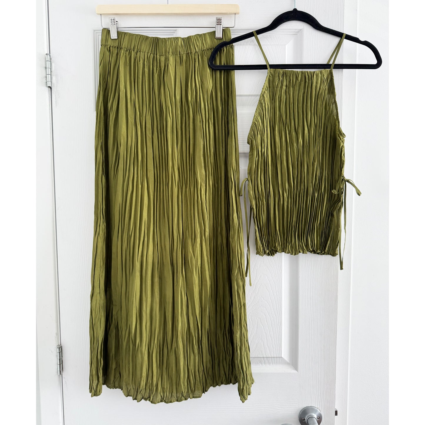 & Other Stories Pleated Silk Set in Green, size 6