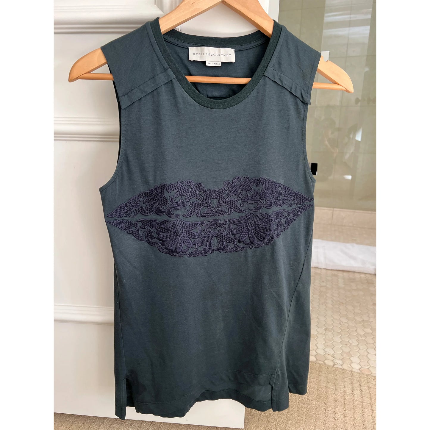 T-shirt sans manches brodé lèvres Stella McCartney, taille 38