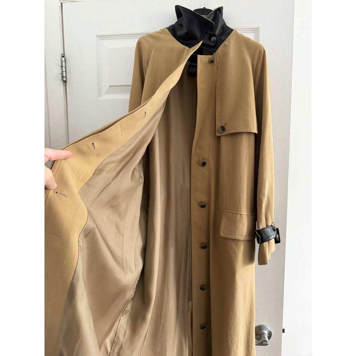 Smythe Fluid Trench Coat in Camel, size Small