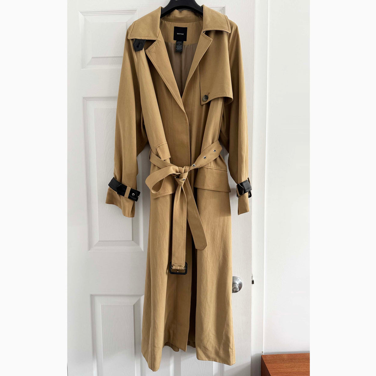 Smythe Fluid Trench Coat in Camel, size Small