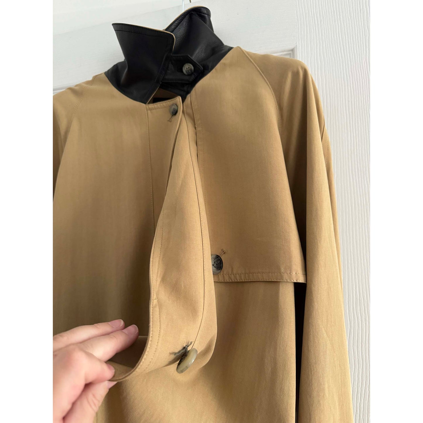 Smythe Fluid Trench Coat in Camel, size Small