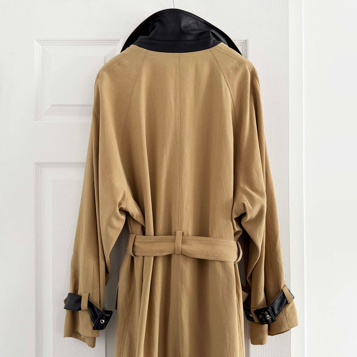 Smythe Fluid Trench Coat in Camel, size Small