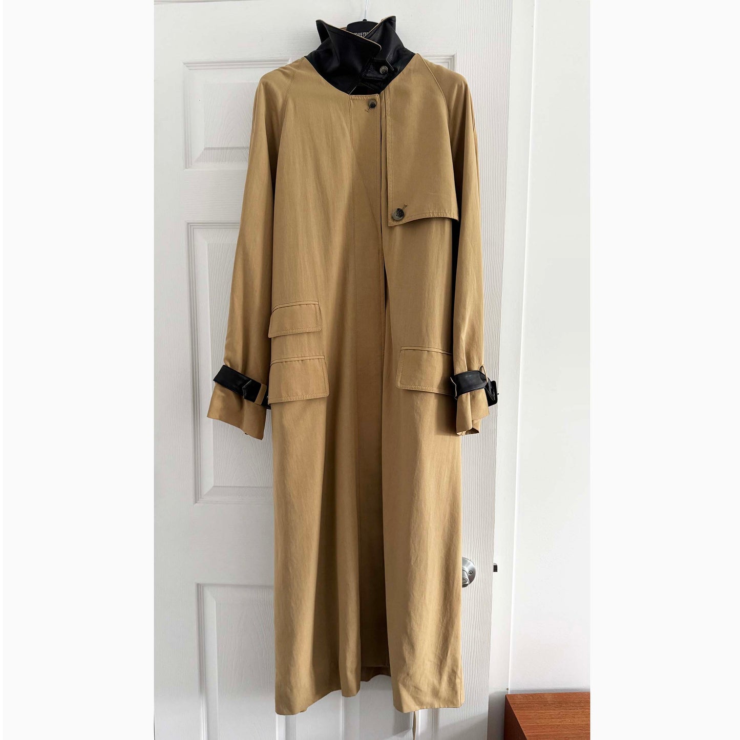 Smythe Fluid Trench Coat in Camel, size Small