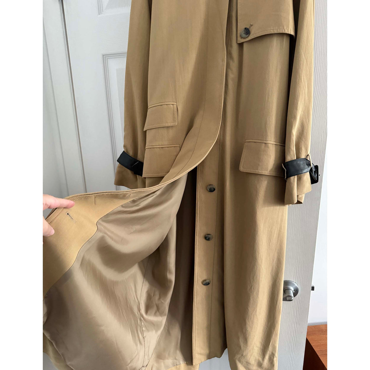 Smythe Fluid Trench Coat in Camel, size Small