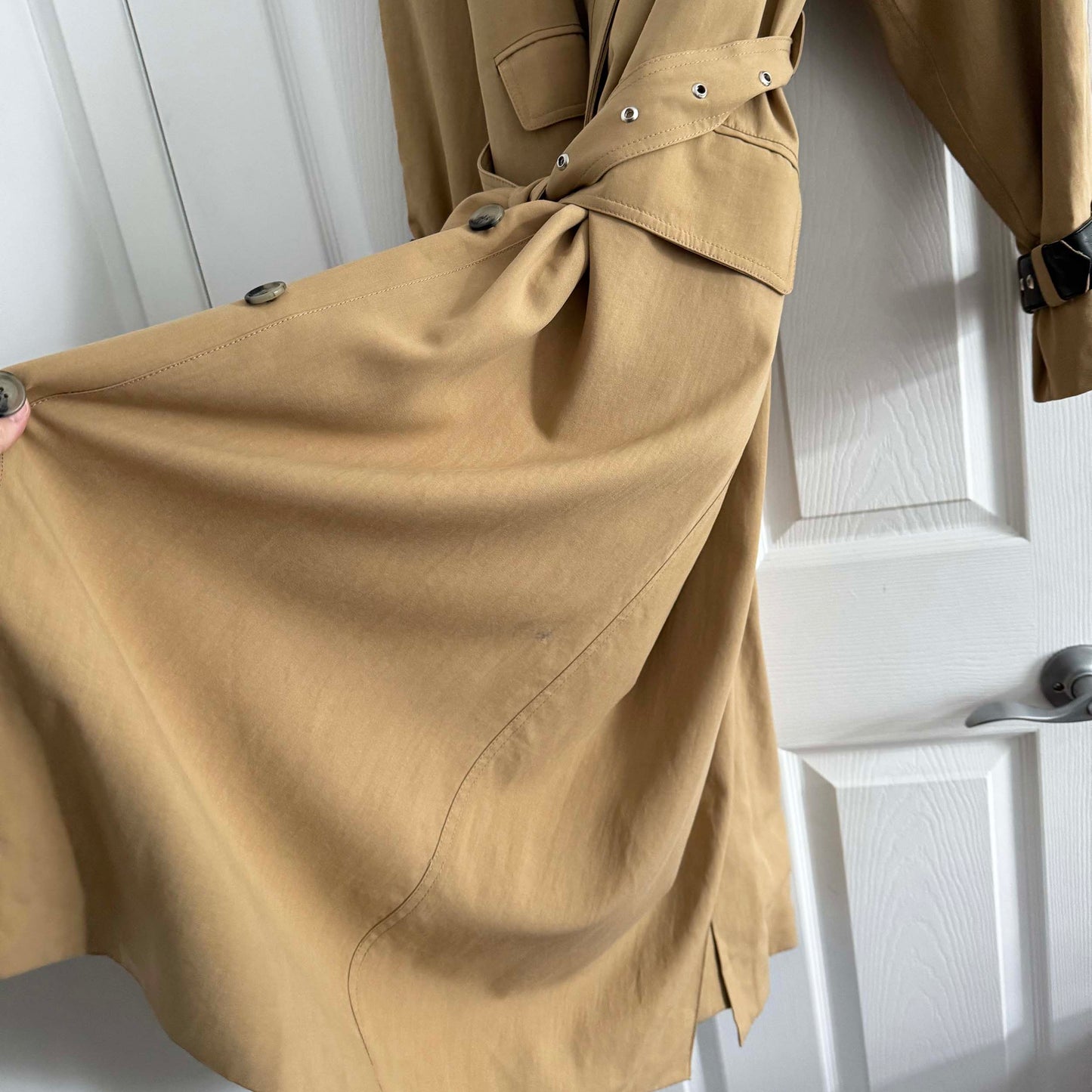 Smythe Fluid Trench Coat in Camel, size Small