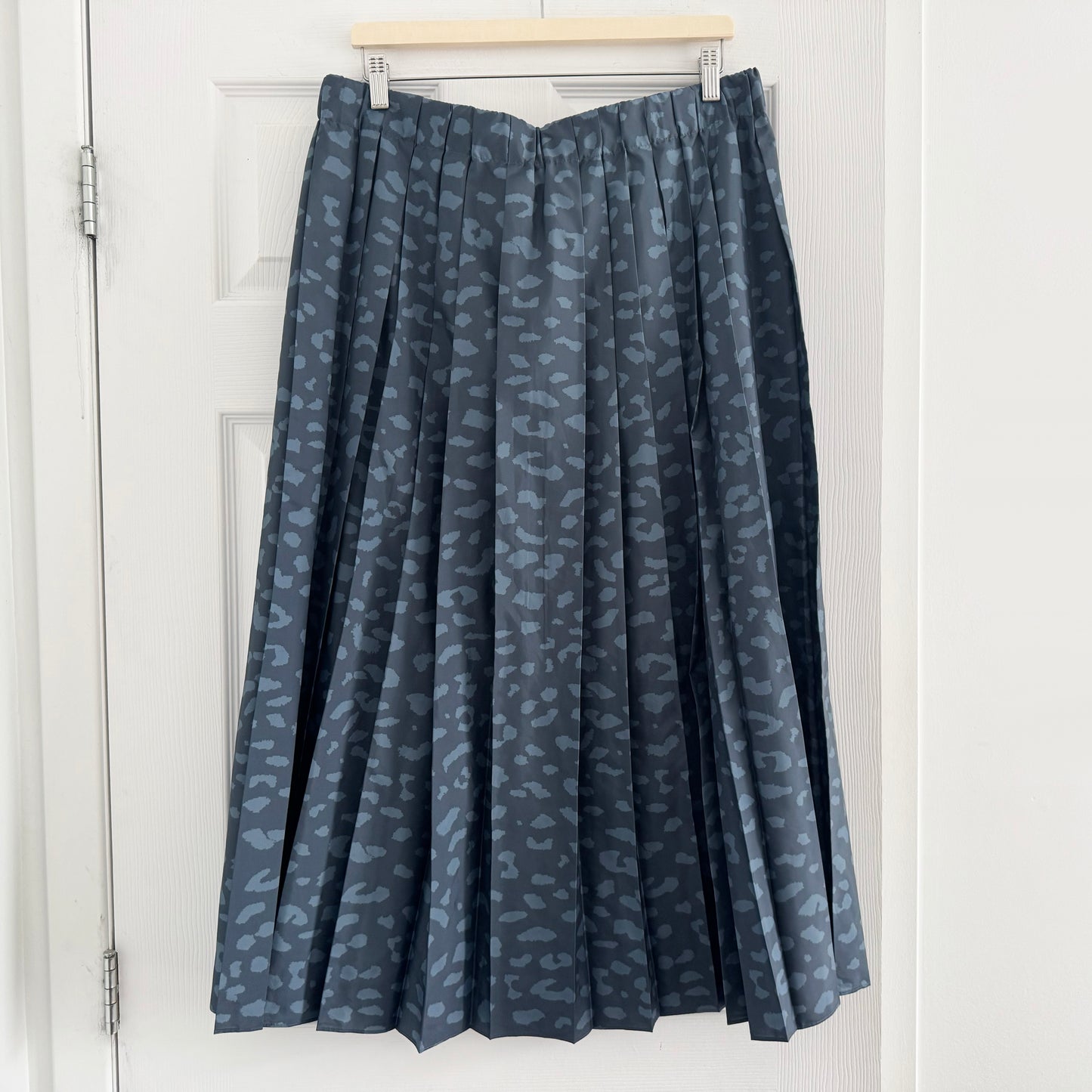 Tibi Recycled Sporty Nylon Cheetah Pleated Pull On Skirt in Fog/Navy, size XL