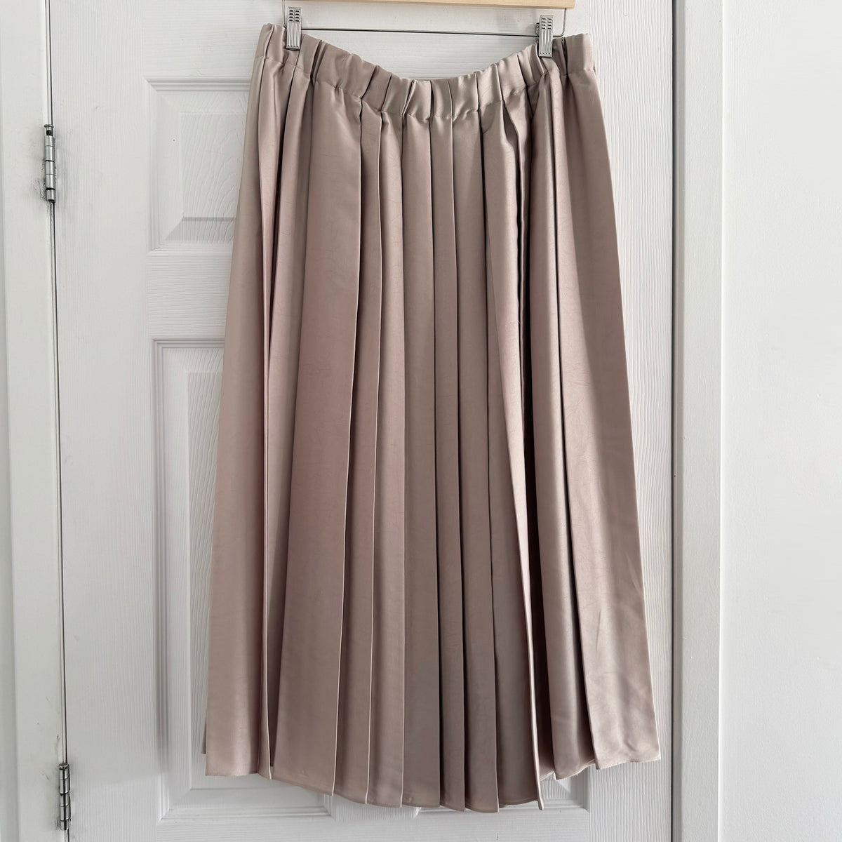 Tibi Feather Weight Pleated Twill Pull On Skirt in Light Tan, size XL