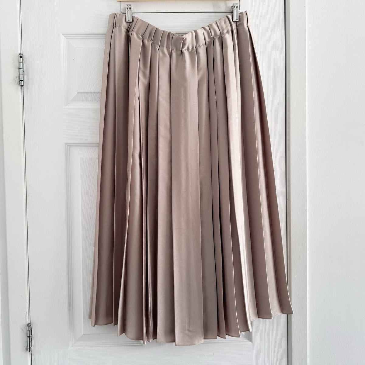 Tibi Feather Weight Pleated Twill Pull On Skirt in Light Tan, size XL