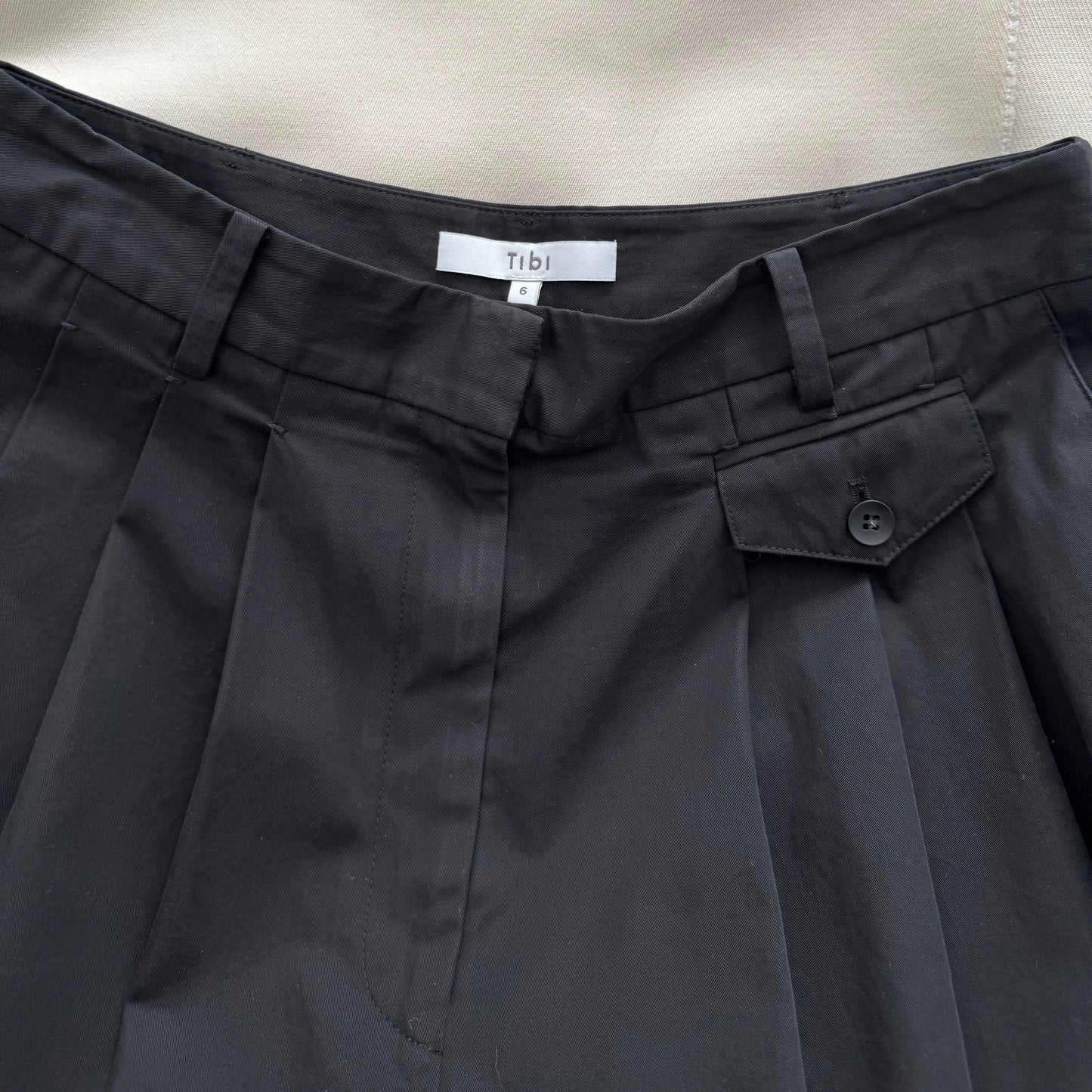 Tibi Bio Twill Triple Pleat Cropped Pant in Black, size 6
