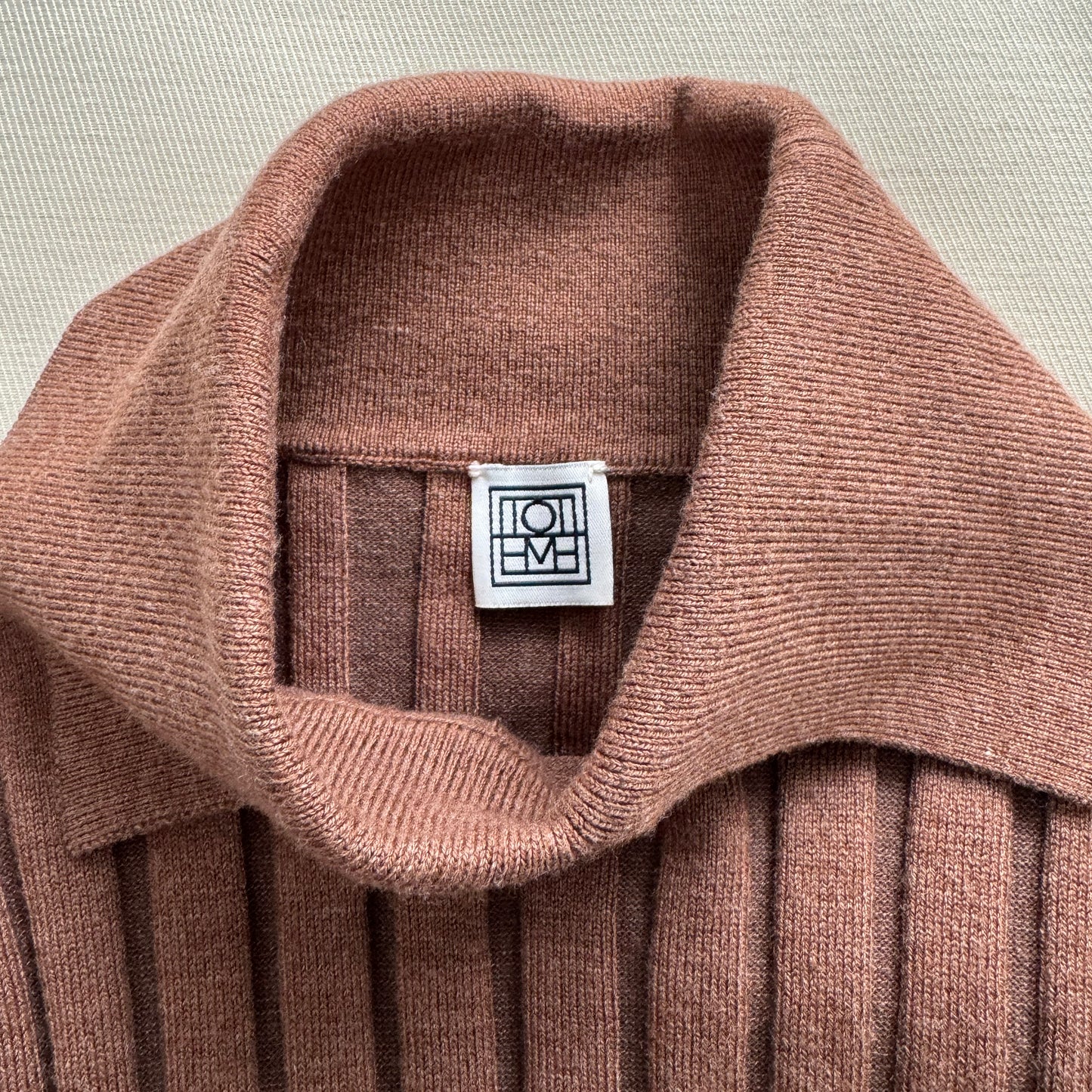 Toteme "Aviles" Ribbed Knit top w collar, size Medium (fits size small)