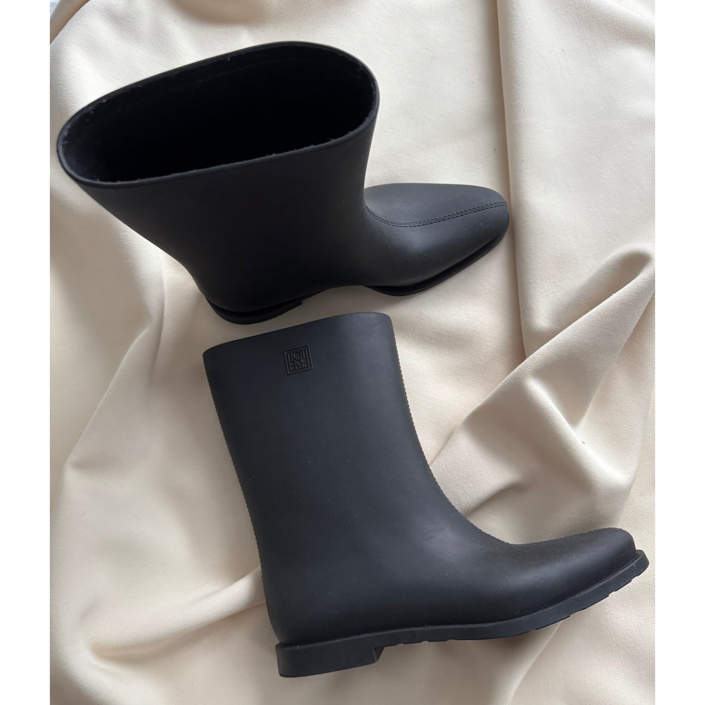 Toteme Rubber Rain Boots in Black, size 38