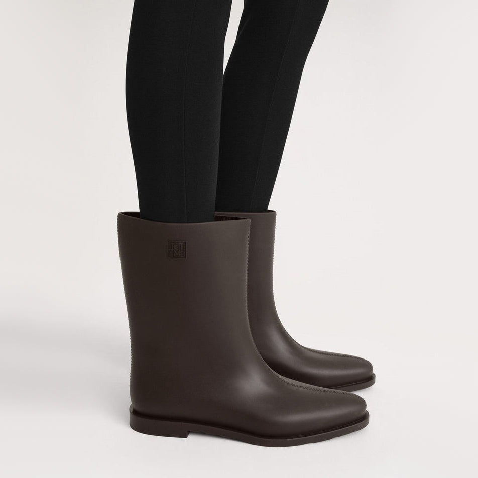 Toteme Rubber Rain Boots in Brown, size 42