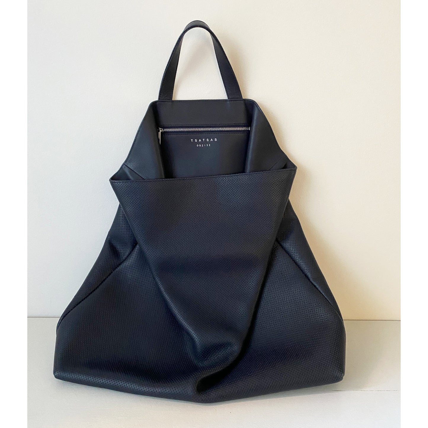 Sac "Fluke" en cuir perforé bleu marine Tsatsas