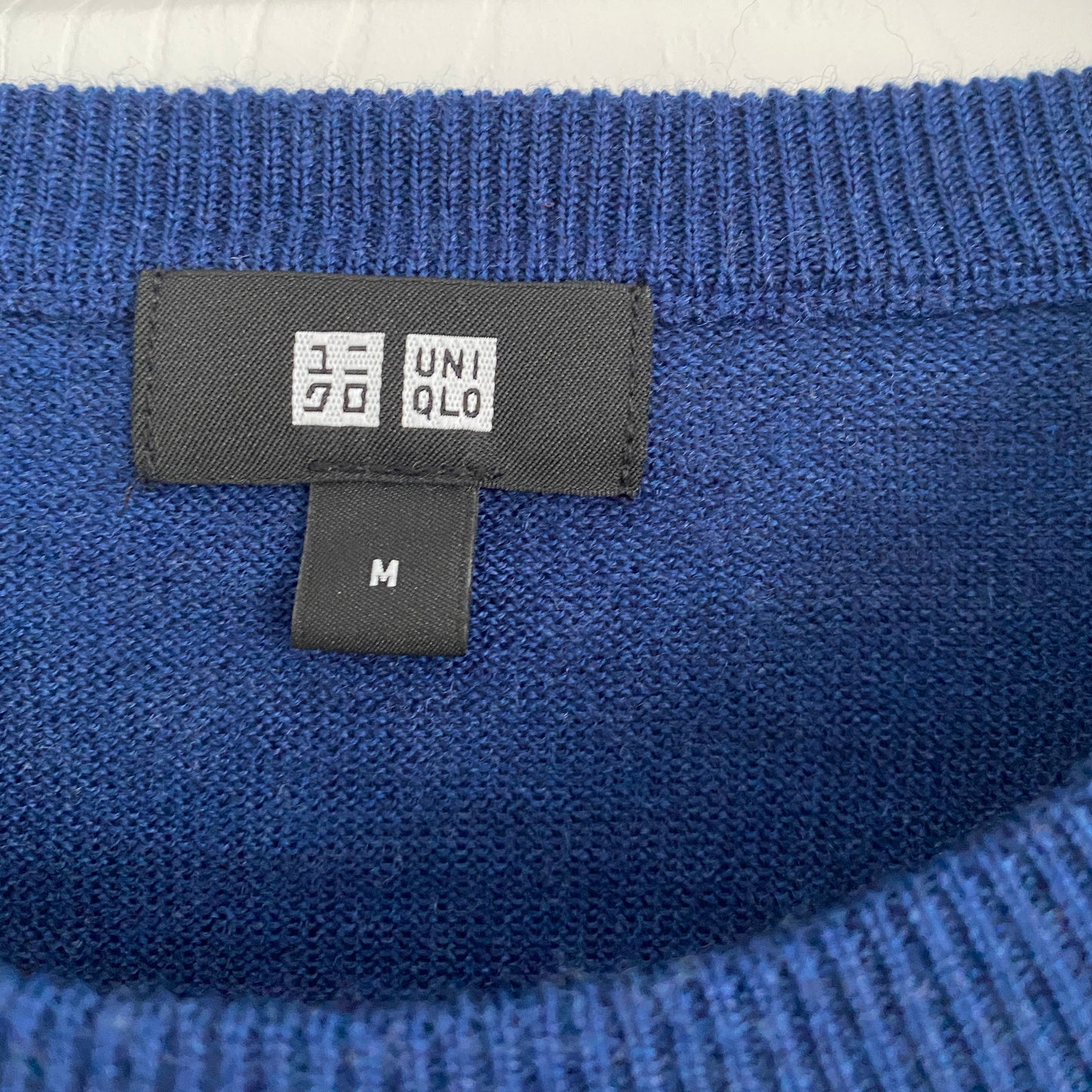 MENS Uniqlo Merino Wool Crew Neck Sweater in Cobalt Blue, size Medium