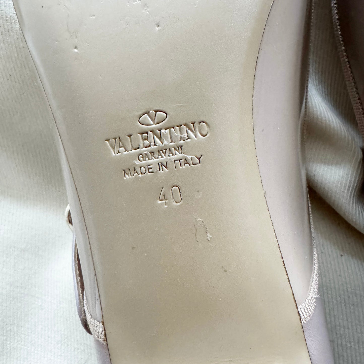 Valentino Garavani Plain Two-Tone Leather Mary Jane Pumps in Nude, size 40