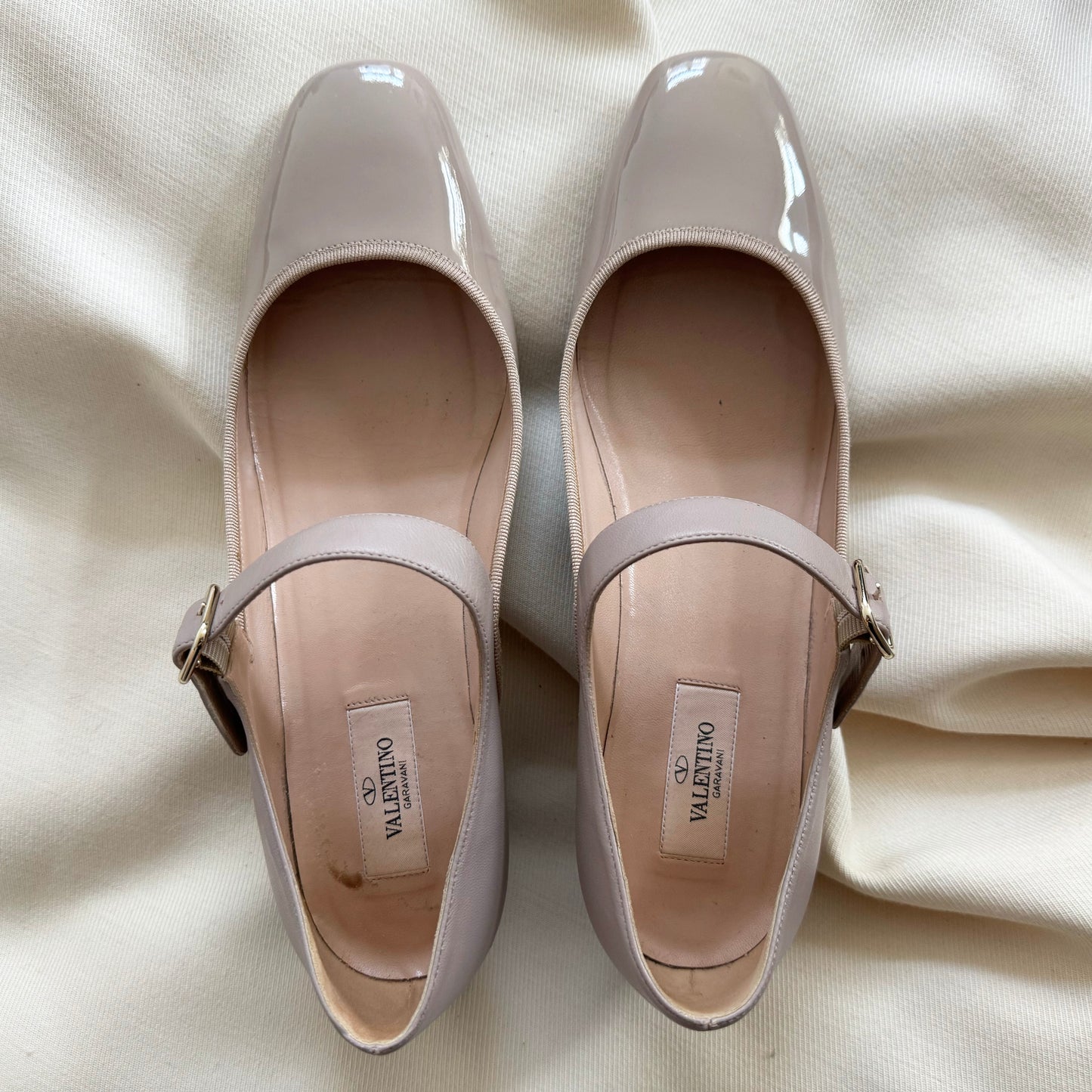 Valentino Garavani Plain Two-Tone Leather Mary Jane Pumps in Nude, size 40