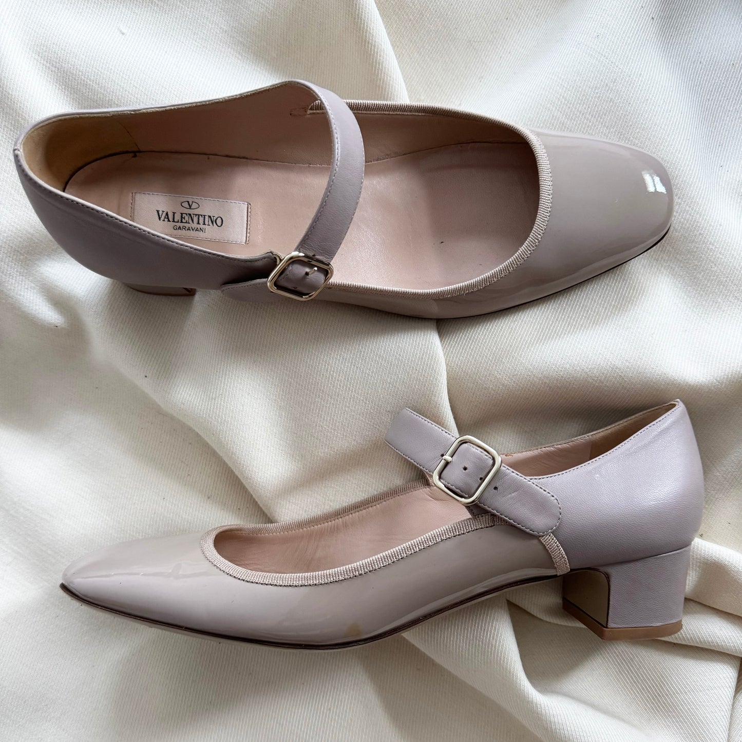 Valentino Garavani Plain Two-Tone Leather Mary Jane Pumps in Nude, size 40