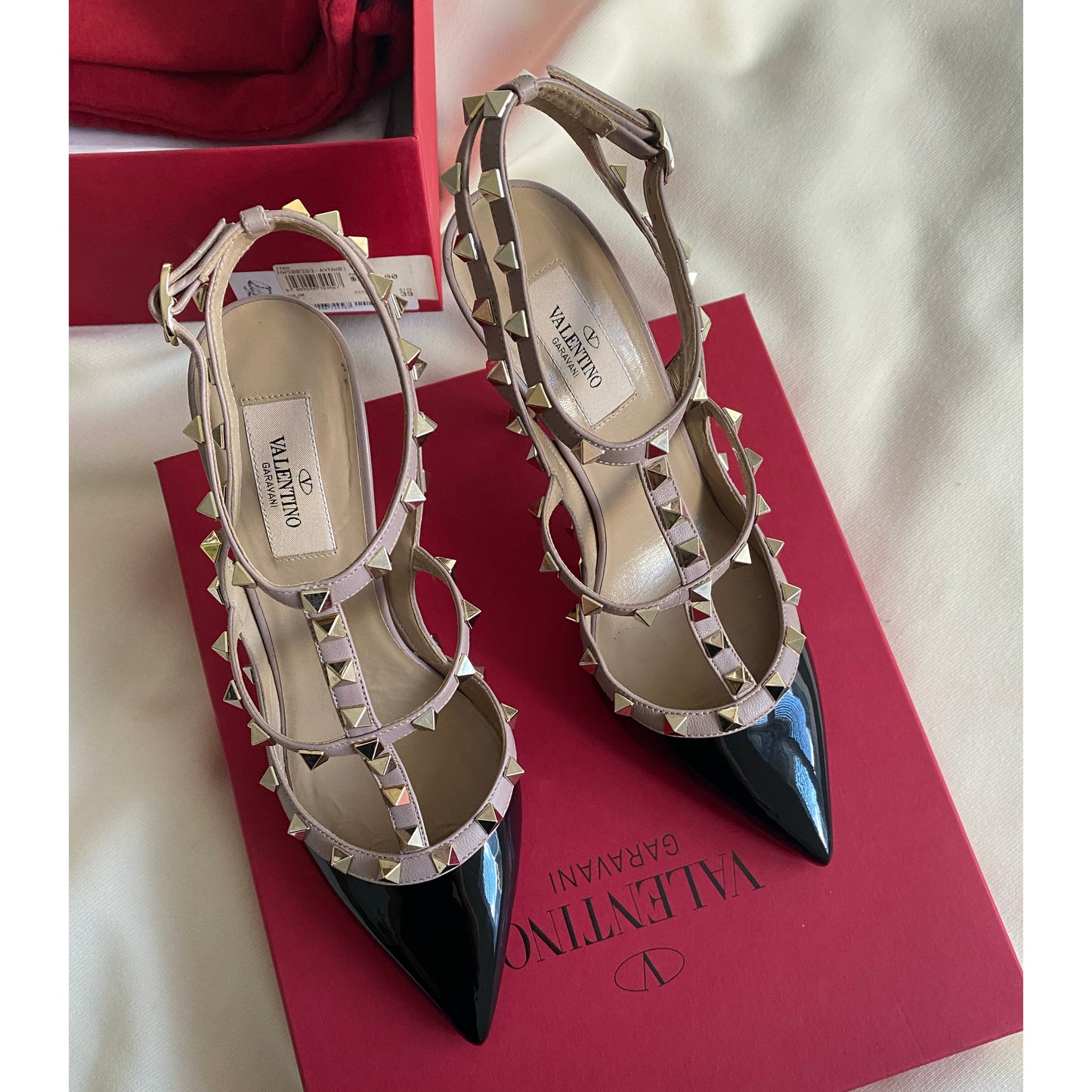 Valentino Garavani Rockstud Pumps in Black Patent, Size 39 (fits 8/8.5