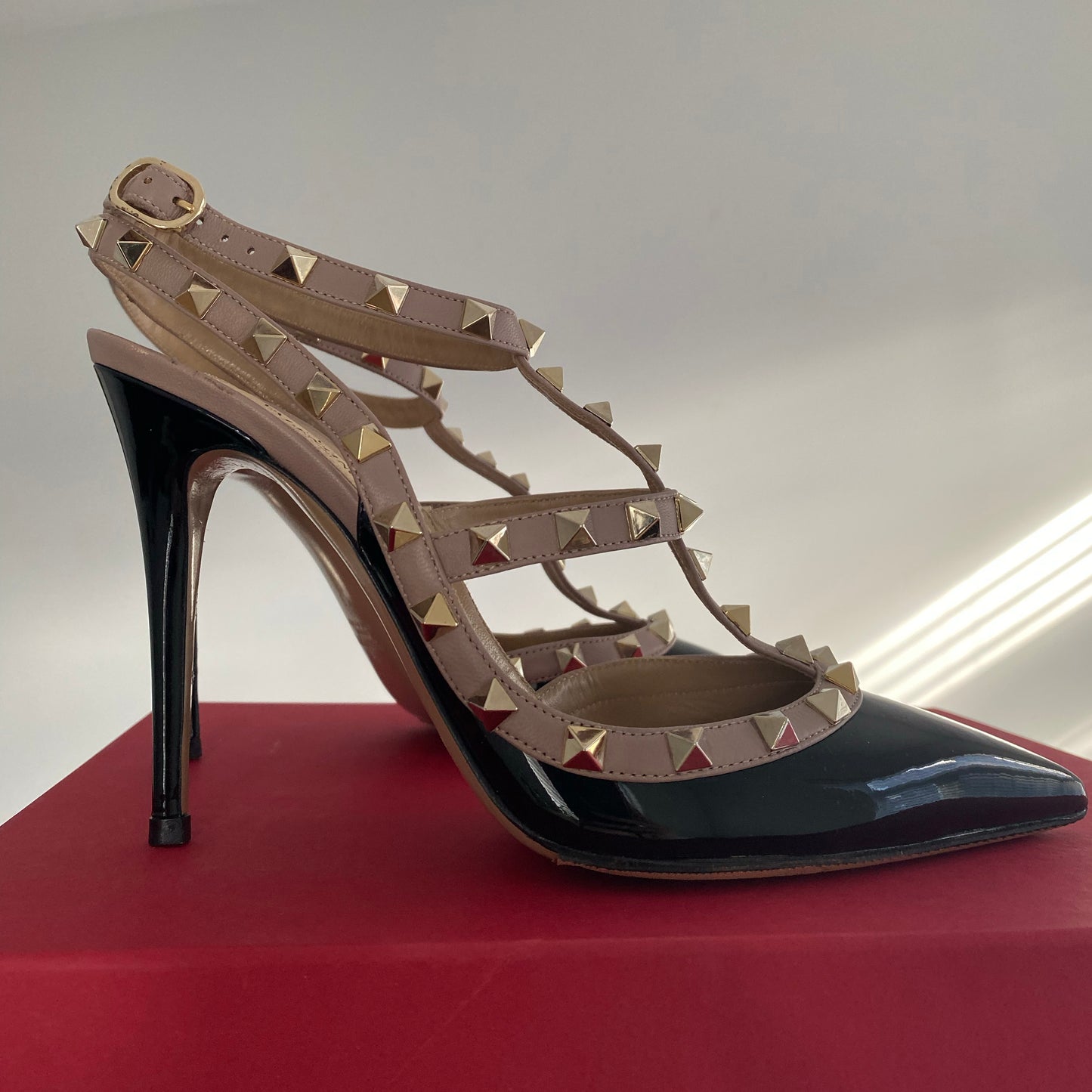 Valentino Garavani Rockstud Pumps in Black Patent, Size 39 (fits 8/8.5