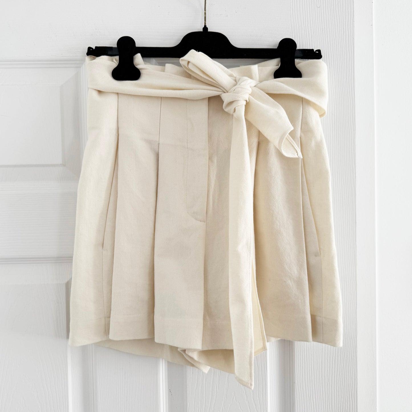 Vanessa Bruno "Ricardo" Shorts with Tie Waist in Ivory, size 38